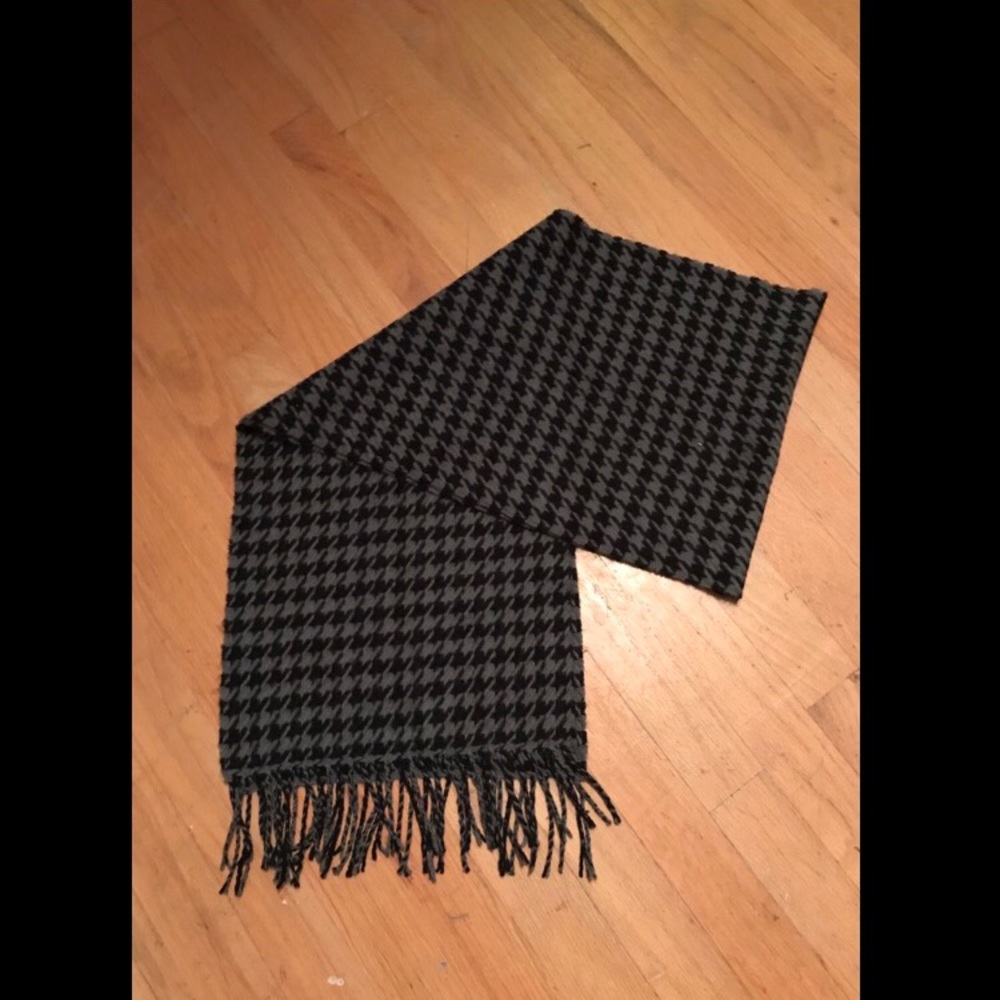Black and grey houndstooth scarf